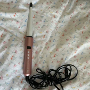 Remington locktång - Säljer min oanvända locktång från Remington. Aldrig kommit till användning därav säljer jag den💕 I bra skick och gör snävare typer av lockar!