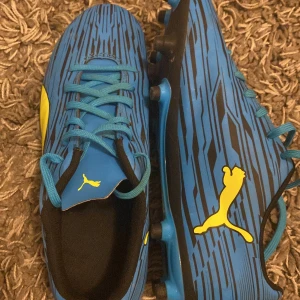 Adidas fotbollsskor  - Blå gula adidas skor med storleken 41, pris kan diskuteras☺️