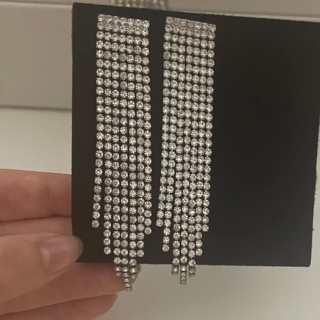 Glittriga silverörhängen med strass