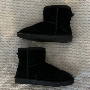 Uggs - ‼️PRIS KAN DISKUTERAS‼️Ett par svarta uggs! 
