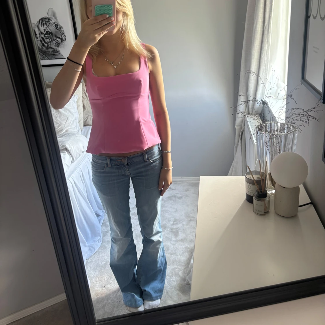 Rosa linnetopp med rosett i ryggen