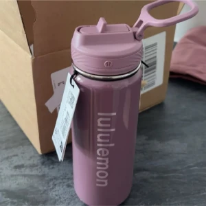Lululemon vattenflaska  - Lila lulu vattenflaska knappt använd💖nypris 550