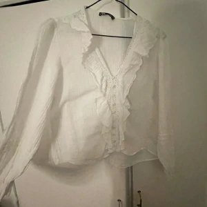 Superfin vit blus - Superfin blus med söta detaljer på, från Zara💗Pris går att diskutera💗                                                               Skriv innan du köper och om du har några funderingar💗