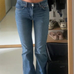 Jeans - Blåa jeans från Gina tricot. Mycket bra skick, visar inga tecken på användning. Storlek 32. Svårt att se på bilderna, men dom är bootcut.