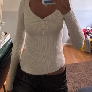Ribbad beige tröja från Pieces - Superfin ribbad beige tröja från Pieces med lång ärm och snygg v-ringning. Tyväär är den för liten för mig nu💕
