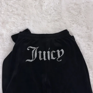 Juicy Couture - Svarta mjukisbyxor från Juicy Couture i velour med   texten Juicy. Super mysiga men tyvärr aldrig använda för de är ej min still!