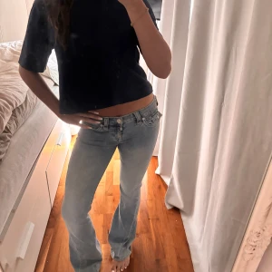 True religion jeans - Säljer mina true religon jeans då det ej används så mycket. Det är väldigt långa så har blivit lite upptrampade längst ner på byxorna baktill! Fint skick st 26 w, kommer ej gå ner i pris och hör BARA av dig vid seriöst intresse 
