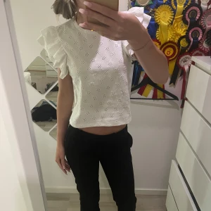 Vit blus med volangärmar Gina Tricot - Supersöt vit blus från Gina Tricot i storlek S. Blusen har korta volangärmar. Nyskick💕