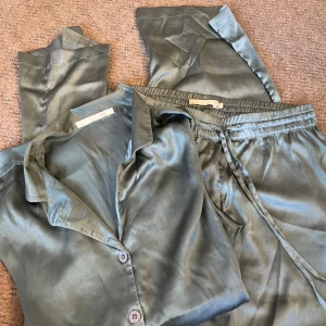 Söt grön pyjamas från lager 157 - Supersöt pyjamas i mjukt material från lager 157. Aldrig använd🤍