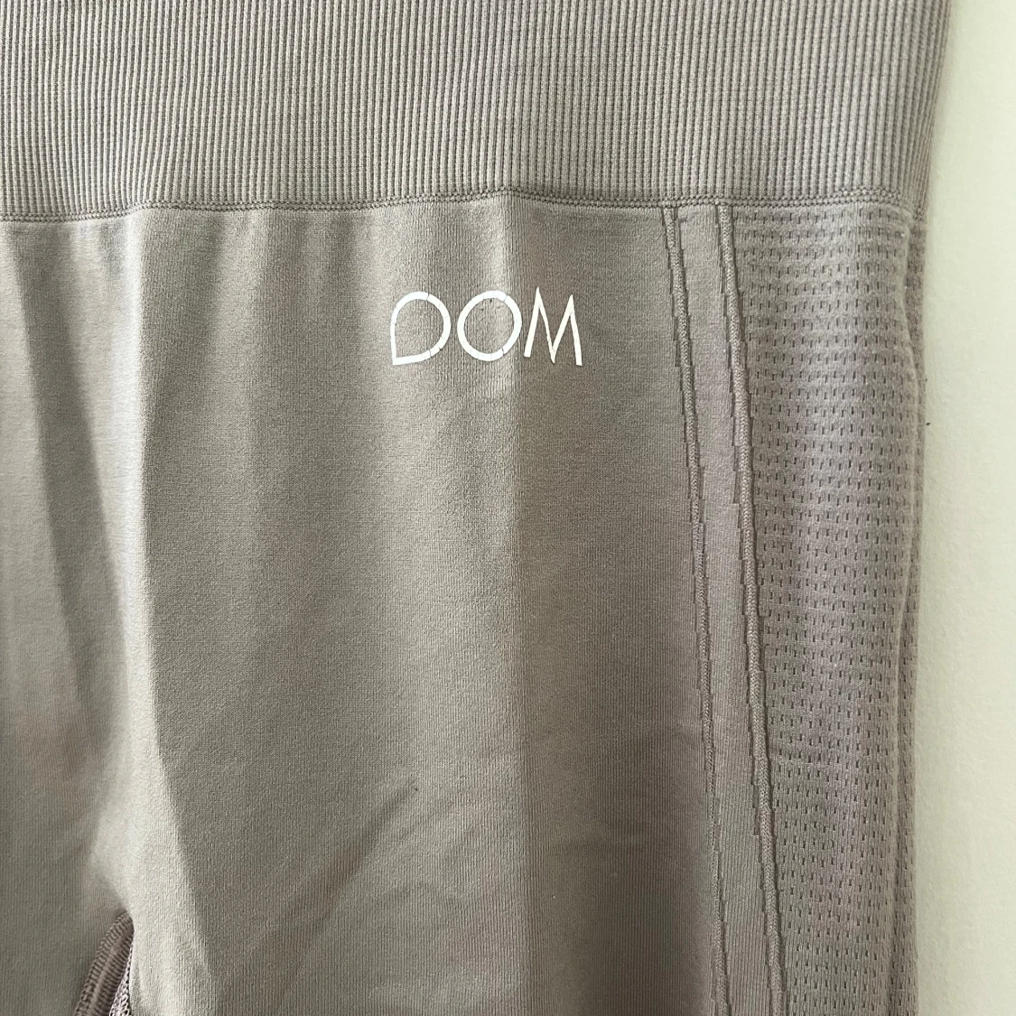 Grå/beige leggings från Drop of Mindfulness - 2