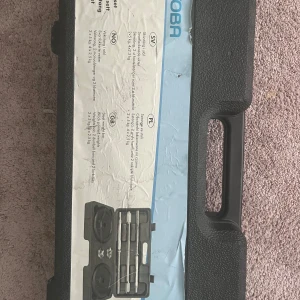 Skivstång - Det här är ett set med stång och viktskivor i en praktisk väska – perfekt för dig som vill träna styrka hemma eller på språng. Setet innehåller flera viktskivor (5 kg och 2,5 kg), en skivstång och låsmuttrar. Allt är snyggt organiserat för enkel transport och förvaring. Ny pris 1500kr.