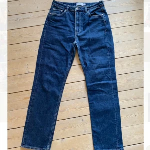 Högmidjade jeans - Mörkblå raka jeans från & Other Stories med hög midja. Jätte clean och tidlös look♥️♥️