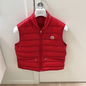 Monclerväst - Tjena, säljer nu en fet monclerväst i storlek 2. Som är köpt på NK. Säljs för att den är för liten. Den är som ny. Kvitto finns! Hör av er vid frågor !!