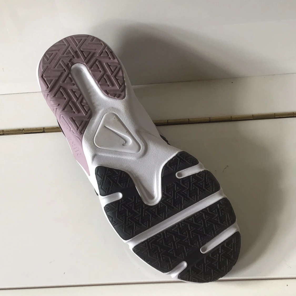 Svarta Nike sneakers med lila swoosh - 2