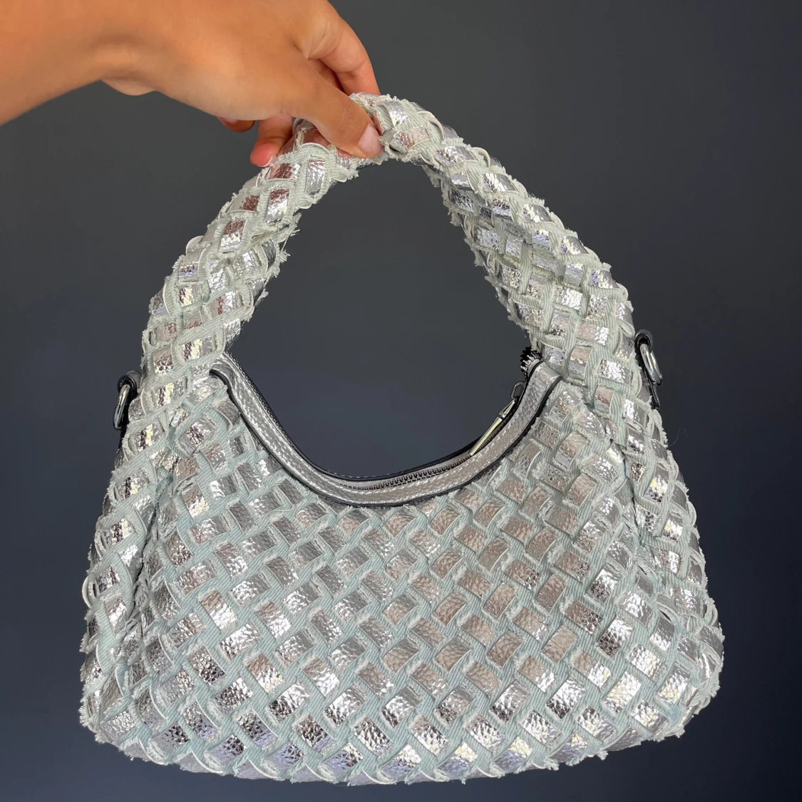 Silvrig axelväska med flätad look - 1