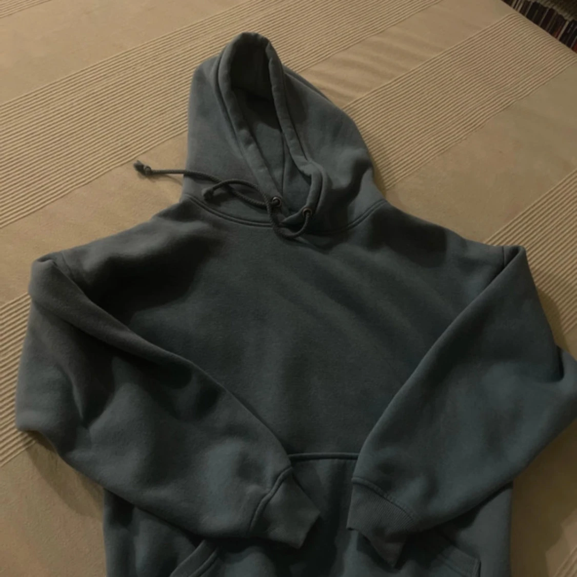 Mörkblå hoodie från BikBok