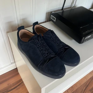 Christian Louboutin Skor - Säljer dessa sjukt snygga loubs pågrund av att jag inte känner att dem passar mig, har använt dem runt 4 gånger så dem är i riktigt fint skick. Tveka inte på att höra av er om frågor eller pris