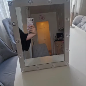 Smink spegel med belysning - Den är stor och fin, behövs batterier. 