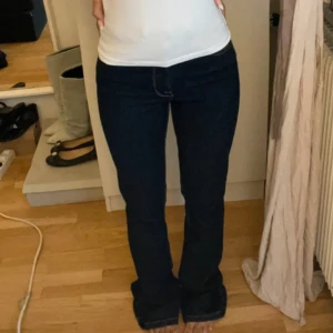 Mörkblå bootcut jeans - Säljer ett par mörkblå jeans med bootcut passform.  Skulle säga midwaisted men beror på vem man frågar. Hör av er vid intresse! 