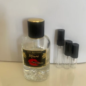 City Rhythm Miami Tropical Confessions 2ML - City Rhythm Miami TC samples: Endast 2ml säljes åt gången eftersom flaskan börjar nå sitt slut. Checka min profil för andra parfym samples också.