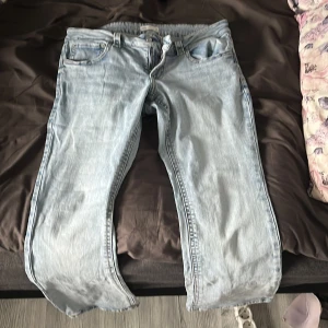 Ljusblå jeans från Perfect Jeans (Gina tricot)  - Säljer ett par ljusblå jeans från Perfect Jeans i storlek 44. Jeansen har bälteshällor, dragkedja och knapp framtill.  Exakt likadana som jag la ut på svarta jeansen, köpta för 450