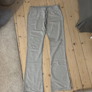 Grå mjukisbyxor från Nelly, storlek S - Mjukisbyxor bootcut från Nelly, storlek s. Långa, passar perfekt på mig,176 cm lång. Går och dra åt i midjan. Kan gå ner i pris! 