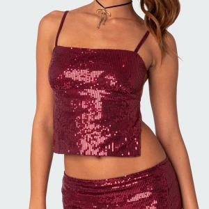 Vinröd paljettopp från Edikted - Säljer en vinröd croppad topp från Edikted, täckt med glittriga paljetter och smala axelband. Toppen har en rak, enkel form och är perfekt för att sticka ut. Insidan är fodrad i mjukt tyg för extra komfort. Superfin till fest eller när du vill glänsa lite extra! ALDRIG ANVÄND 