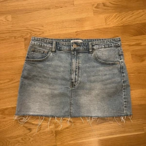 Jeanskjol  - Kort jeanskjol från PULL&BEAR🤍 Storlek 42! 