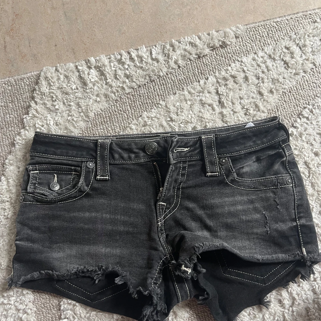 True Religion svarta jeansshorts - 1