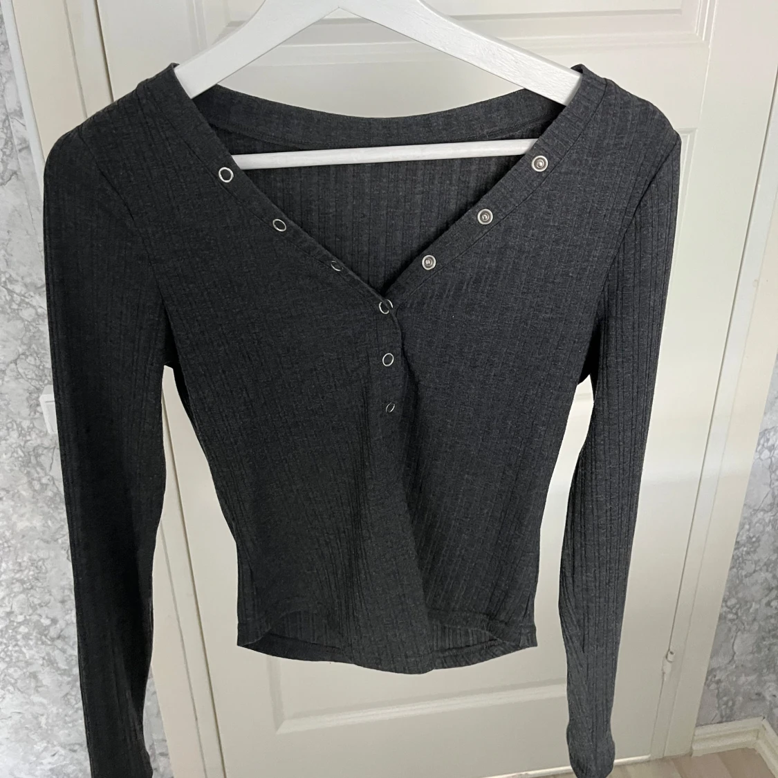 Mörkgrå ribbad långärmad topp - 1