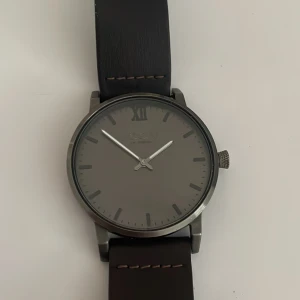 Icon of Sweden klocka - Klocka från Icon of Sweden med läderband. Fungerande batteri ingår ej💕