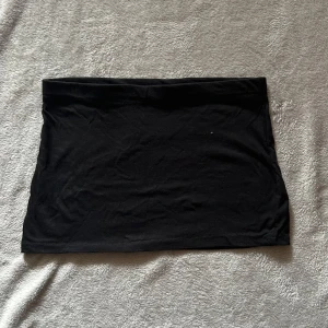 Svart Lågmidjad kort minikjol - Enkel svart tight kortkjol i stretchigt material. Sydd själv, bra skick. Knappt använd. Storlek XS❤️