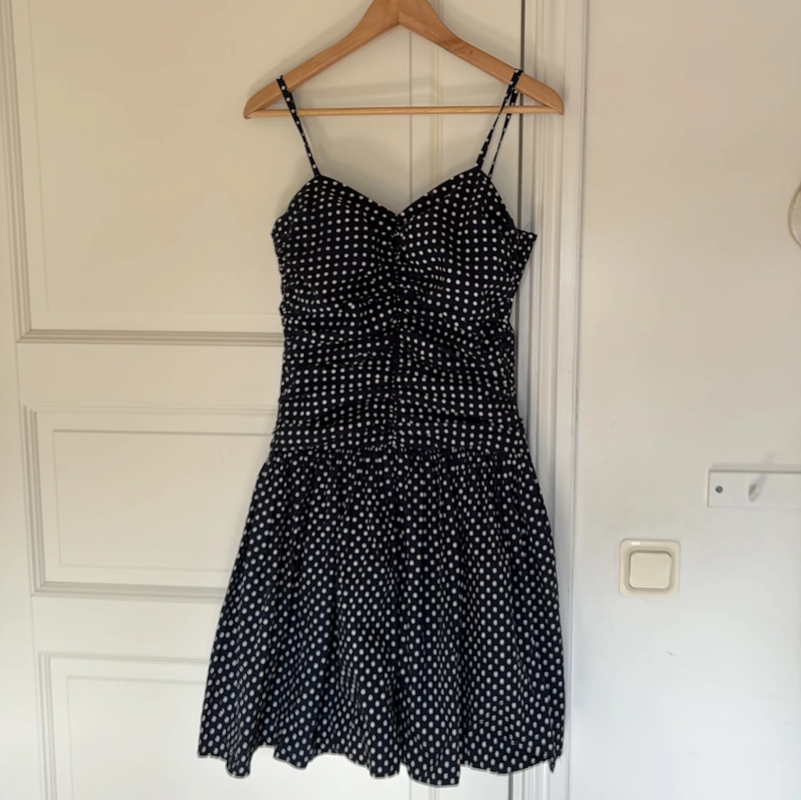 Mörkblå prickig klänning - 2