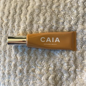 CAIA Bronzed Beach bronzer - Säljer en CAIA higlighter i färgen Bronzed Beach bronzer i flytande formula. SÅÅÅ himla fin men den kommer inte till användning tyvärr 🩷typ helt ny❤️