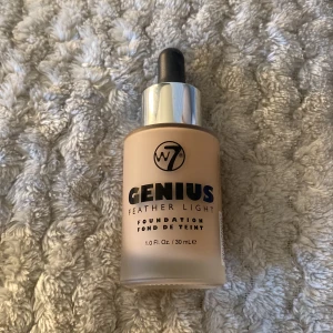 W7 Genius Feather Light Foundation - W7 Genius Feather Light Foundation i en ljus beige nyans. Knappast använd 🩷