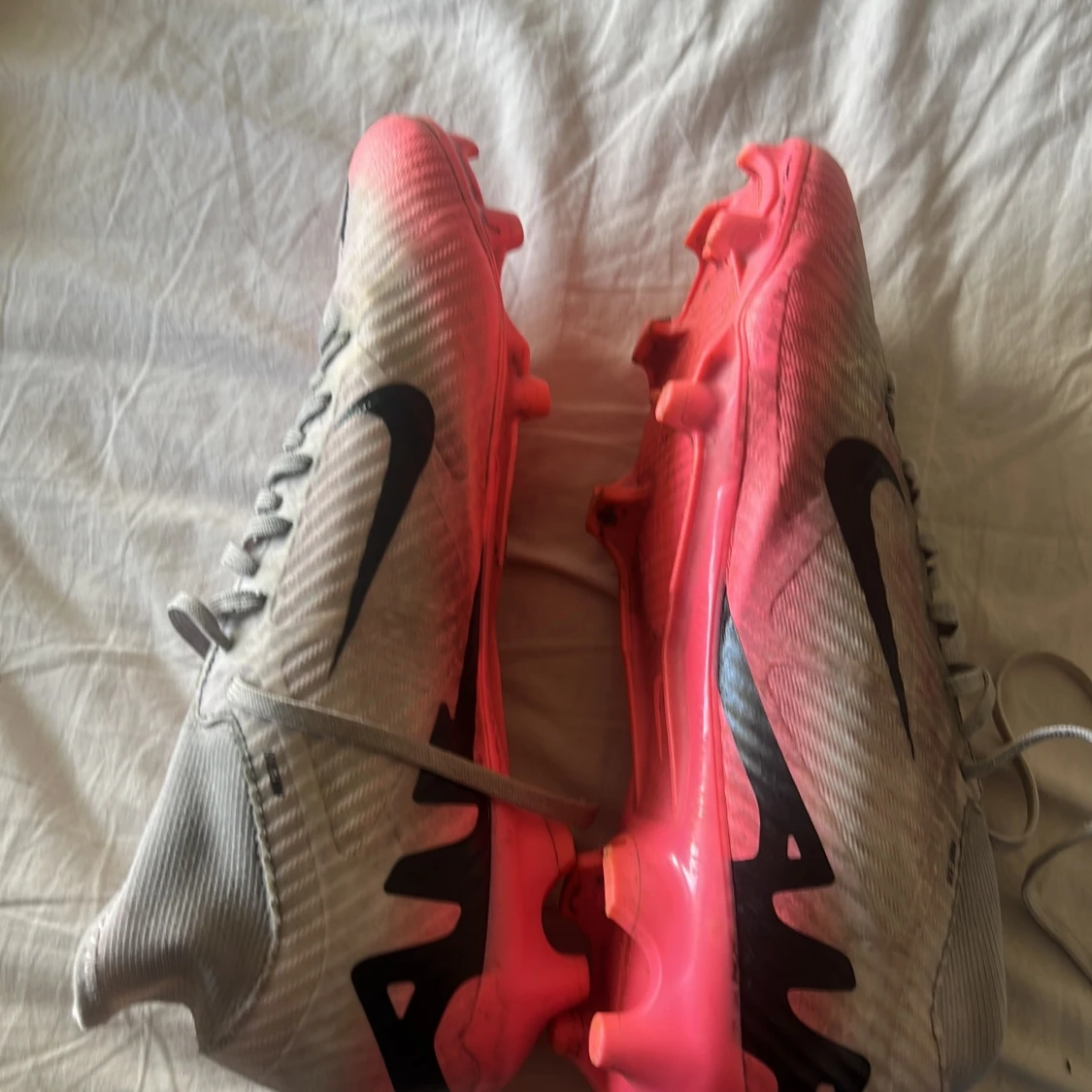 Nike fotbollsskor i vitt och rosa - 1