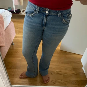 Ljusblåa bootcut jeans från Gina Tricot - Snygga ljusblåa jeans från Gina Tricot i bootcut-modell. Byxorna är använda och tvättade💛är i bra skick. Storlek 170!