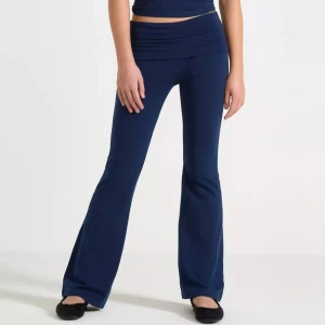 Mörkblå yogapants - Snygga mörkblå yogapants med bootcut och låg midja. 