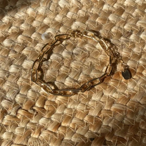 Chunky guldarmband med kedjelänkar - Mått📏: 28cm. Snyggt chunky armband i guld med stora, rektangulära kedjelänkar. Armbandet har justerbar längd och en liten rund bricka vid låset. Perfekt för dig som gillar statement-smycken och vill addera lite extra bling till din stil. 