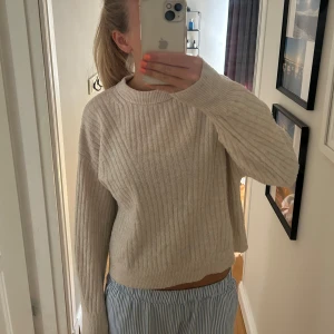 Beige ribbstickad tröja - Mysig beige ribbstickad tröja med rund hals och långa ärmar. Tröjan har en relaxed passform och är perfekt för lager-på-lager. Materialet känns mjukt och passar bra till både jeans och kjol.💞💞💞