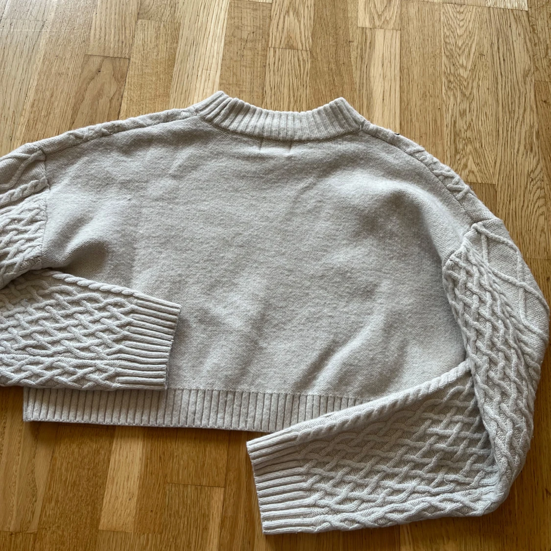 Ljus stickad & croppad tröja  - 3