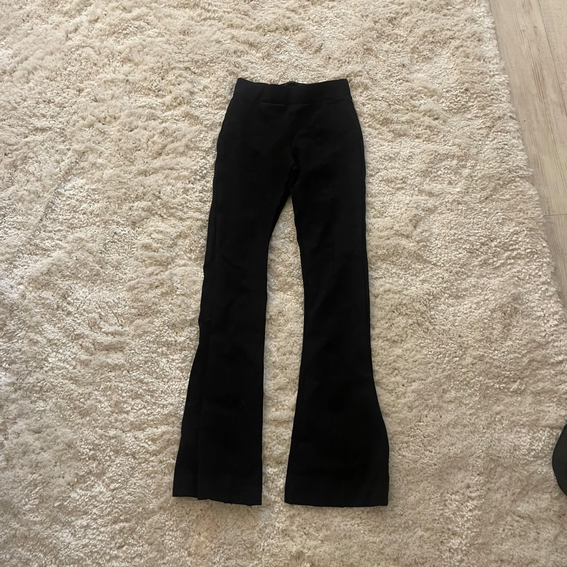 Svarta kostymliknande bootcut byxor