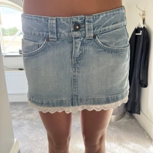 Ljus jeanskjol med spetskant - Supersöt ljusblå jeanskjol med en snygg spetskant längst ner. 