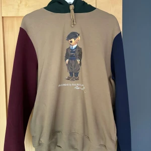 Polo Bear hoodie från Ralph Lauren - Säljer en hoodie från Ralph Lauren med Polo Bear-tryck. Väldigt cool och unik design men den är tyvärr för liten. Är en väldigt limiterad utgåva och är svår att få tag på då den inte tillverkas längre. 