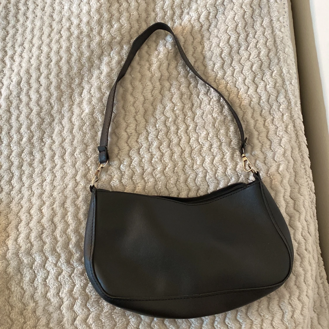 Svart axelväska i skinnimitation