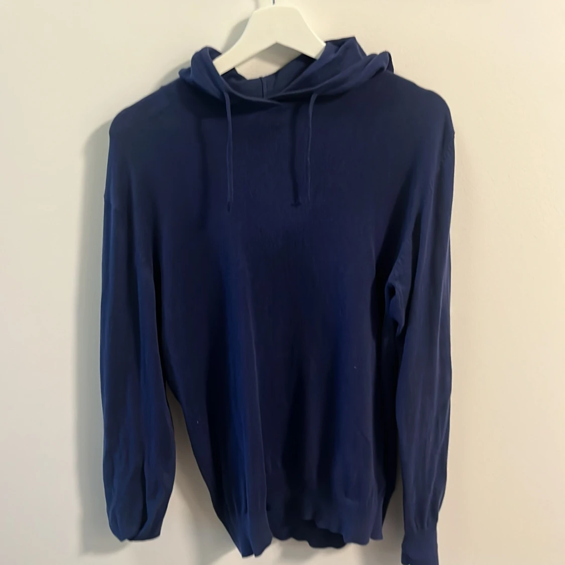 Mörkblå hoodie från Ombre
