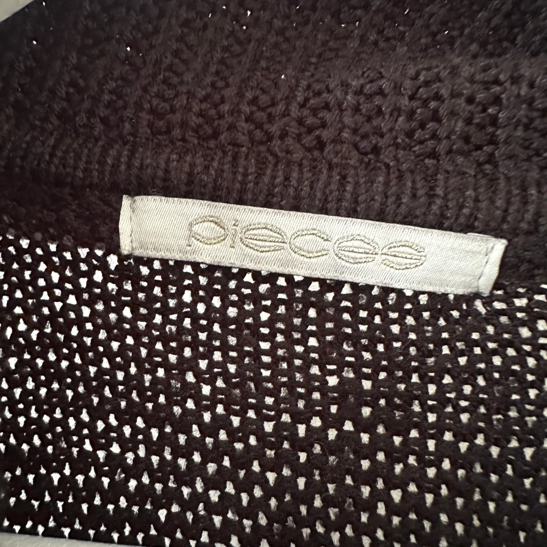 Svart stickad polotröja från Pieces - 3