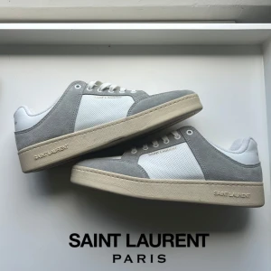 Saint Laurent sl/61 sneakers - Snygga sneakers från Saint Laurent i grå mocka och vitt skinn med perforerade paneler. Skorna är testade en gång annars helt nya!