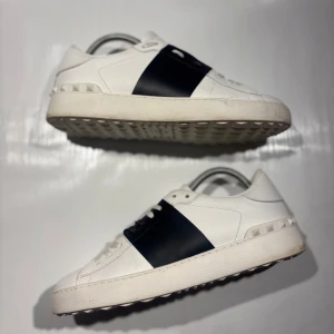 Valentino open  - Hej! Säljer nu mina skor från märket Valentino, storlek 39 bra skick, allt på bilden ingår. Tveka inte på att höra av dig om du har frågor eller funderingar kring skorna! 