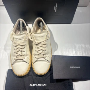 Saint Laurent skor - Hej! Säljer nu mina skor från märket Saint Laurent, storlek 43.5 bra skick, allt på bilden ingår. Tveka inte på att höra av dig om du har frågor eller funderingar kring skorna! 